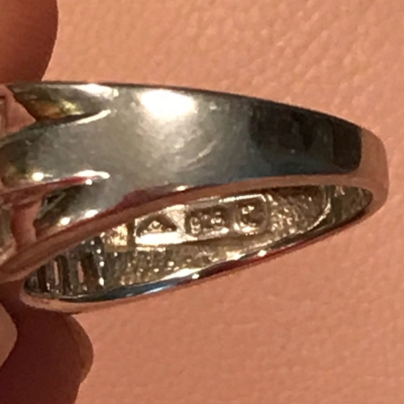 Beautiful sterling silver and CZ ring - size 6 - Picture 4 of 4